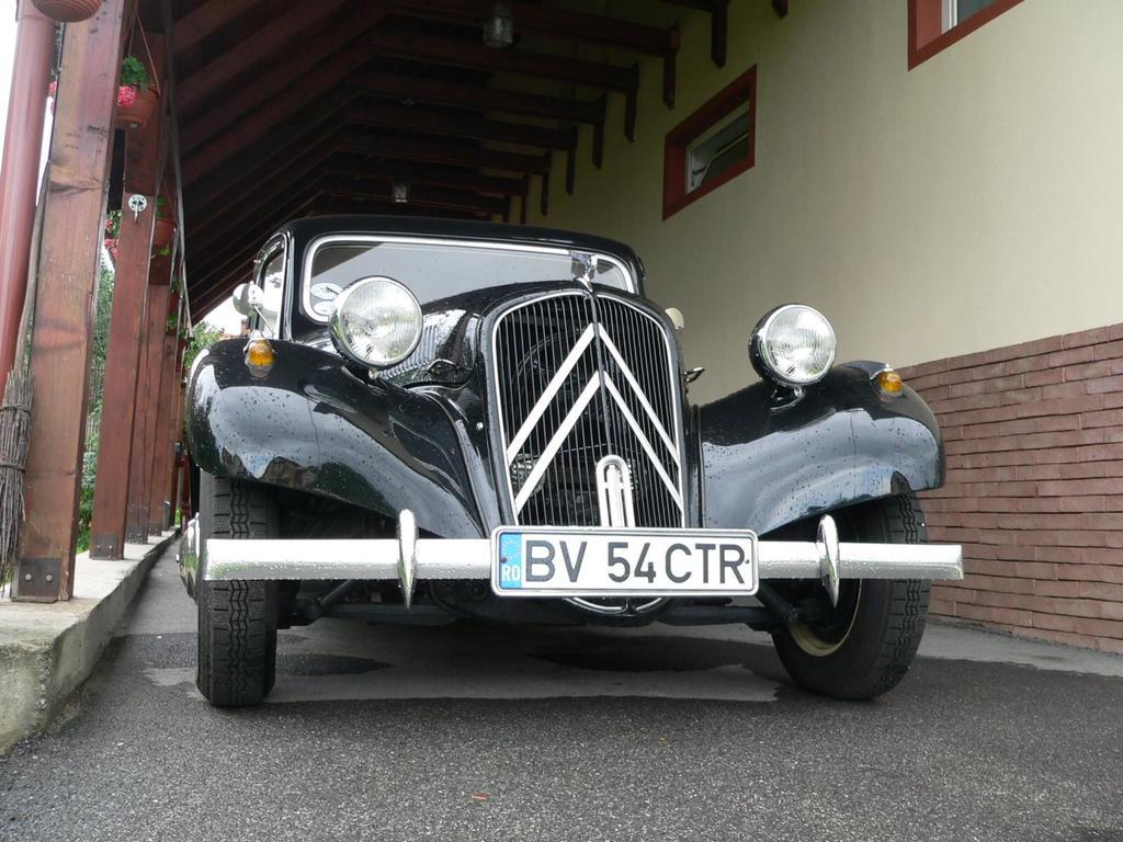 Vila Old Cars Cristian  Exteriör bild